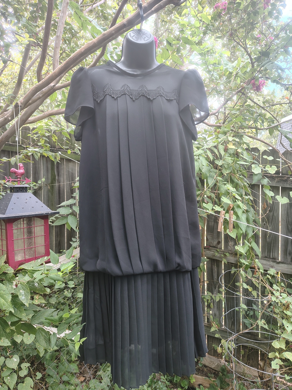 Black Pleated Flapper Style Short-Sleeve Midi Dress